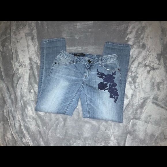 😎😎SIMPLY VERA FLORAL APPLIQUÉ JEANS - Picture 2 of 3